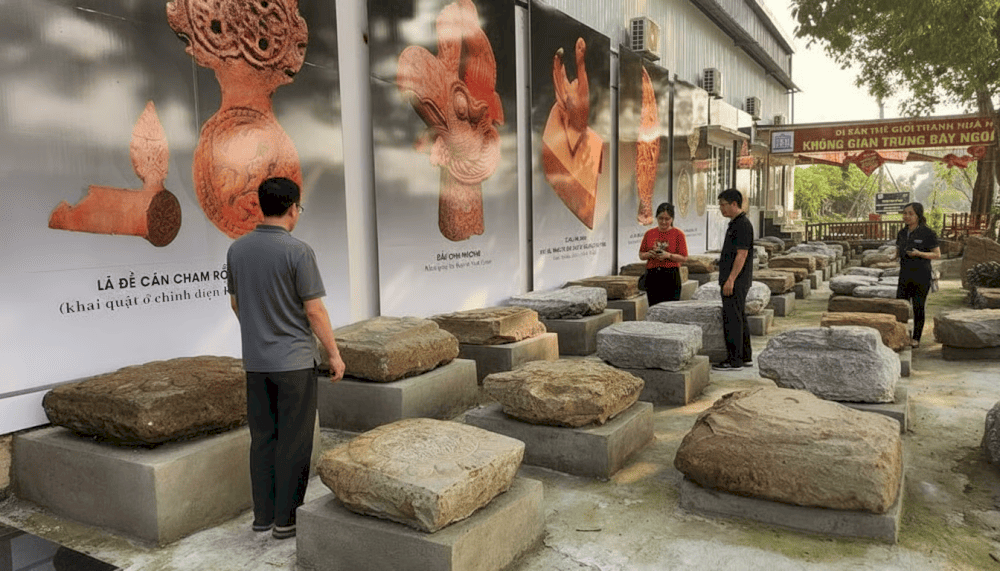 Kh&ocirc;ng gian trưng b&agrave;y ngo&agrave;i trời c&aacute;c hiện vật tại Th&agrave;nh nh&agrave; Hồ